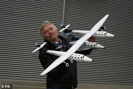 ريتشارد برانسون مع مركبة Virgin Galactic