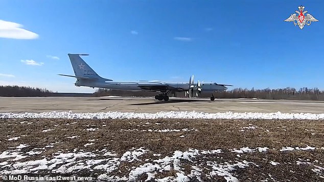 في الصورة: قاذفة نووية من طراز Tu-95MS على المدرج أثناء التدريبات