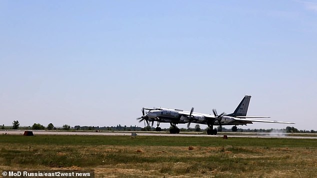 في الصورة: قاذفة نووية من طراز Tu-95MS.  يعتبر أسطول Tu-95 جزءًا لا يتجزأ من ترسانة روسيا النووية ، ولكن تم استخدام الطائرات أيضًا لإطلاق صواريخ غير ذرية مدمرة ، مما تسبب في دمار واسع النطاق في أوكرانيا.