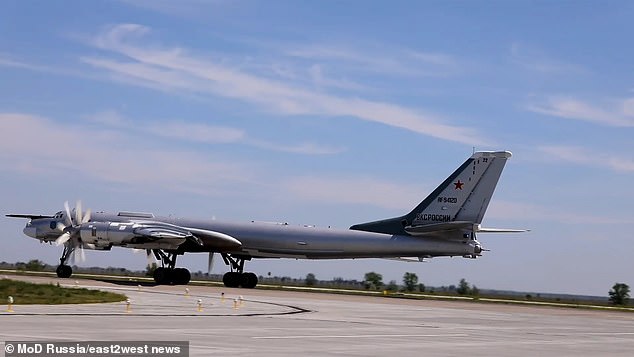 في الصورة: قاذفة نووية من طراز Tu-95MS على المدرج أثناء تدريبات مفاجئة