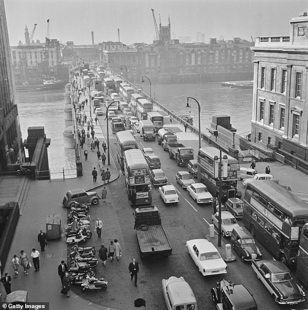 شوهدت حركة المرور تمر عبر جسر لندن القديم في عام 1964. وافتتحه الملك ويليام الرابع في عام 1831 وظهر في رواية Little Dorrit للكاتب تشارلز ديكنز.