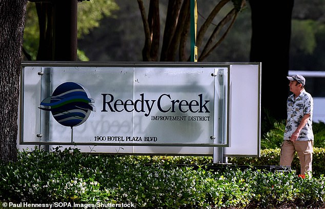 تم إنشاء منطقة Reedy Creek Improvement District في عام 1967 وتمنح Disney امتيازات خاصة.  في حرب DeSantis مع ديزني ، قام بتجريد مجلس إدارتها المؤيد لشركة Disney من الاختصاص القضائي وأعاد تسميته منطقة مراقبة السياحة بوسط فلوريدا مع مجلس إدارته المكون من خمسة أعضاء.