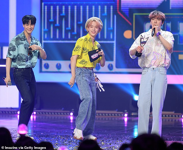 Moonbin ، يسار ، Sanha من Astro و Kangmin من VERIVERY خلال برنامج MBC Show Champion في 25 مايو 2002