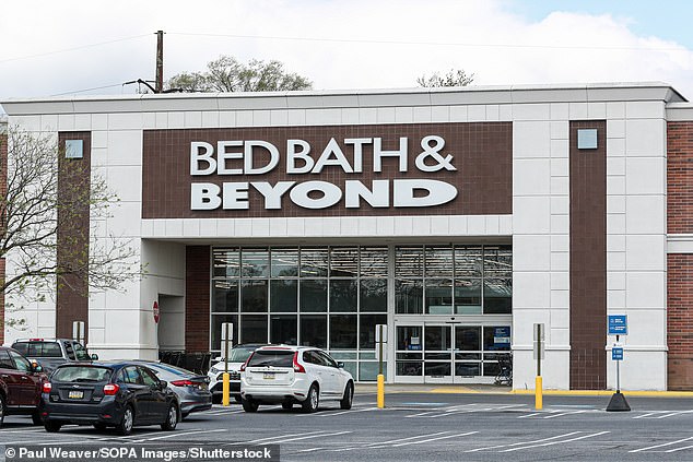 كما أعلنت Bed Bath & Beyond أنها تقدمت بطلب لحماية الفصل 11 من الإفلاس يوم الأحد بعد فشلها في تأمين الأموال للبقاء واقفة على قدميها.  تم تعيين حوالي 360 من متاجرهم على الإغلاق