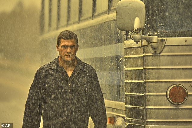 في الصورة: Alan Ritchson في دور Jack Reacher في مشهد من سلسلة Amazon