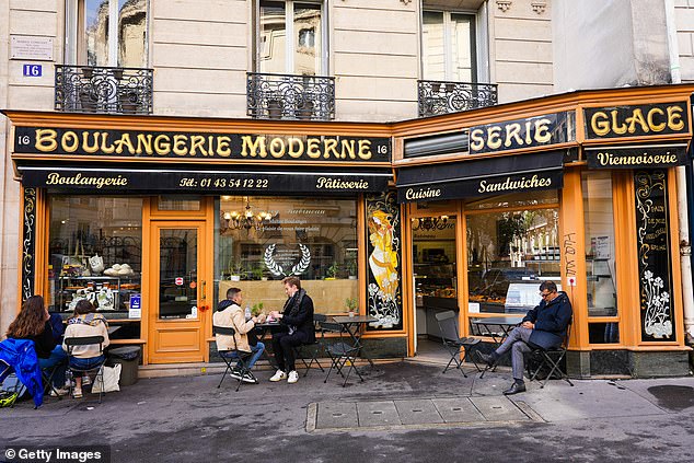 في الصورة: أشخاص يتناولون الطعام خارج La Boulangerie Moderne.  يرى مخبز القرن التاسع عشر ، الواقع في الدائرة الخامسة ، أن 40 في المائة من تجارته تأتي من عشاق العرض