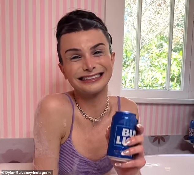 أدت الشراكة بين Bud Light والمؤثر عبر المؤثر ديلان مولفاني (في الصورة) إلى نتائج عكسية ، مما أدى إلى القضاء على 6 مليارات دولار من القيمة السوقية للشركة الأم Anheuser-Busch