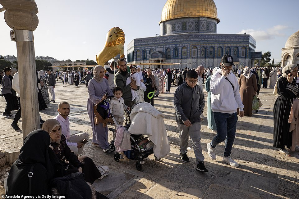 القدس: المسلمون يحتفلون بعيد الفطر امام قبة الصخرة في القدس الشرقية يوم الجمعة.