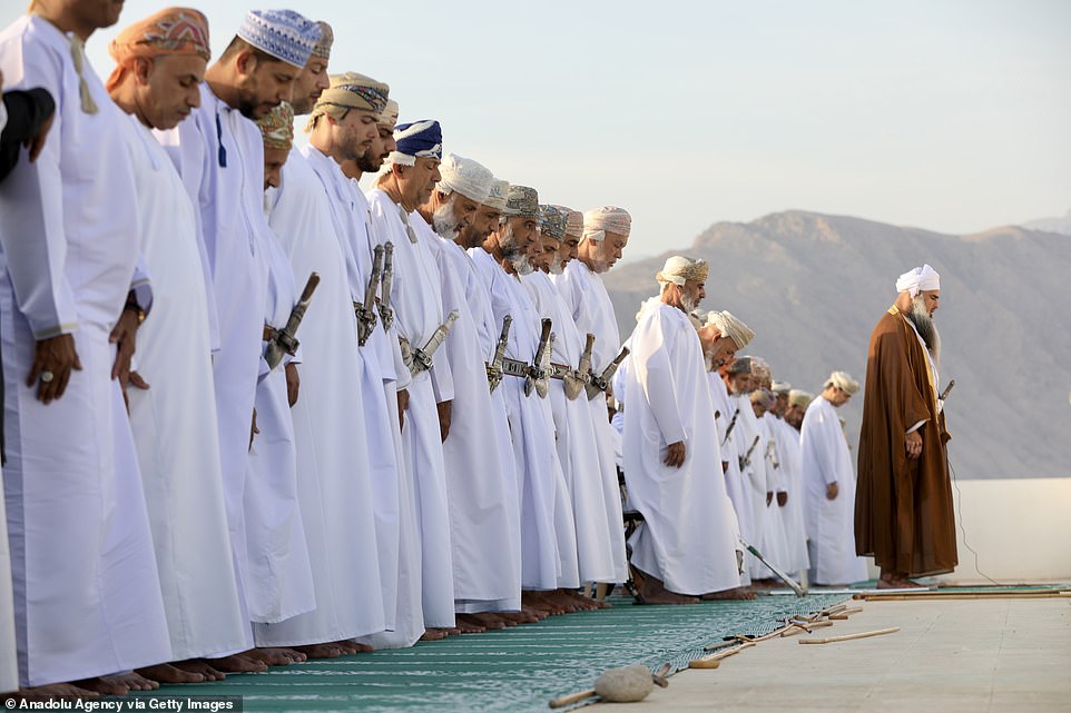 عمان: المسلمون يجتمعون لأداء صلاة عيد الفطر في وادي المعاويل بسلطنة عمان يوم السبت