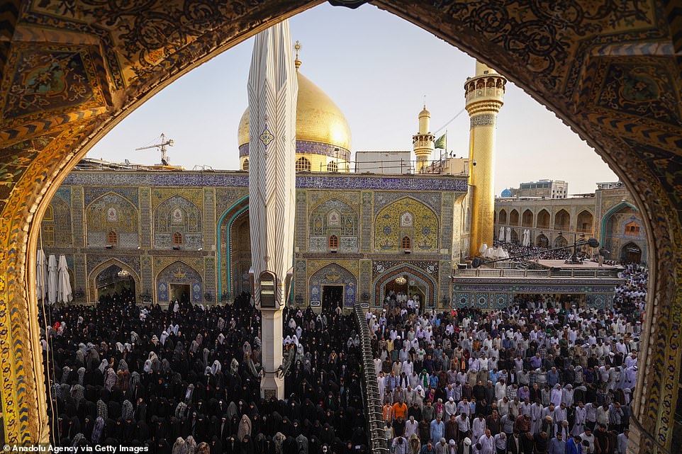 العراق: الشيعة يجتمعون لأداء صلاة عيد الفطر في مرقد الامام علي المقدس في النجف بالعراق يوم الجمعة.