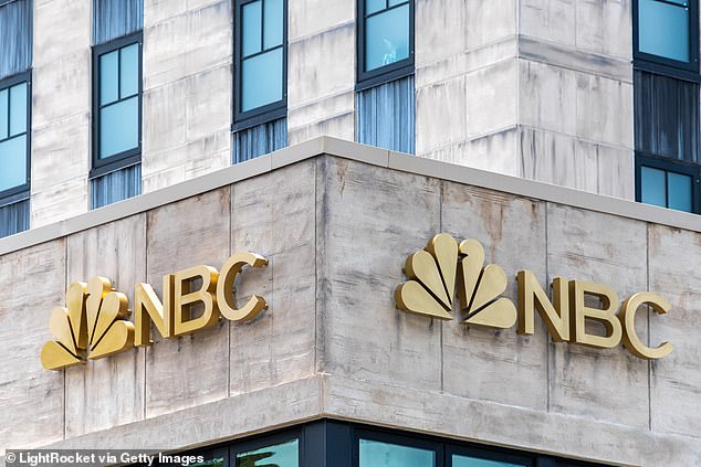 تم تصوير شعار NBC في يونيفرسال ستوديوز في فلوريدا.  أشرف شل على المنتزهات كجزء من دوره