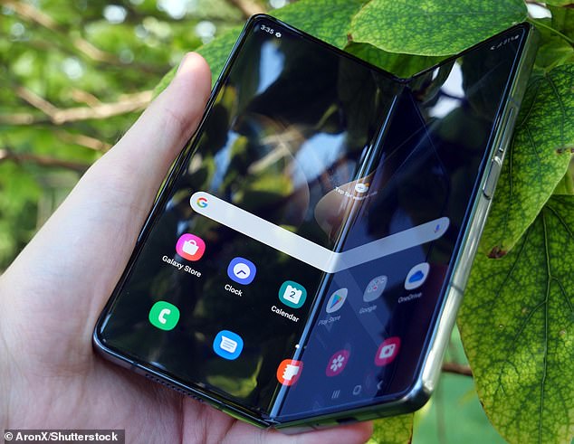 يبدأ أحدث هاتف قابل للطي من سامسونج ، Galaxy Z Fold 4 (في الصورة) ، من 1800 دولار في الولايات المتحدة أو 1649 جنيهًا إسترلينيًا في المملكة المتحدة