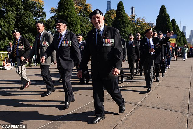 ANZAC هو اختصار يشير إلى فيلق الجيش الأسترالي والنيوزيلندي - وكان اسمًا مستعارًا اعتمده الجنود الذين قاتلوا في حملة جاليبولي خلال الحرب العالمية الأولى. يوم أنزاك يحيي ذكرى ويكرم أولئك الذين خدموا في الحملة العسكرية (في الصورة)