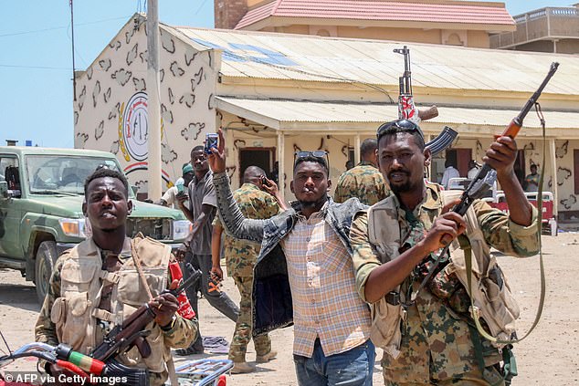 جنود من الجيش السوداني الموالون لقائد الجيش عبد الفتاح البرهان يقفون لالتقاط صورة في قاعدة قوات الدعم السريع في مدينة بورتسودان على البحر الأحمر.