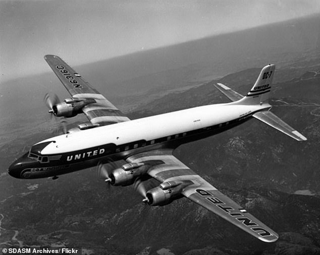 إحدى طائرات United Airlines DC-7 ، وهي طائرة دخلت الخدمة في الخمسينيات من القرن الماضي