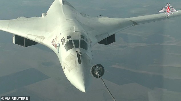 قاذفة صواريخ إستراتيجية من طراز Tu-160 تقوم برحلة فوق المياه المحايدة لبحر بارنتس والبحر النرويجي ، في هذه الصورة الثابتة المأخوذة من مقطع فيديو صدر يوم الأربعاء