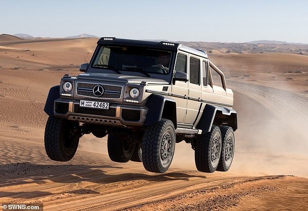 تحويل لسيارة Mercedes G63 SUV ، يبلغ ارتفاعها 272 مم (11 بوصة) من نظيرتها ذات العجلات الأربع