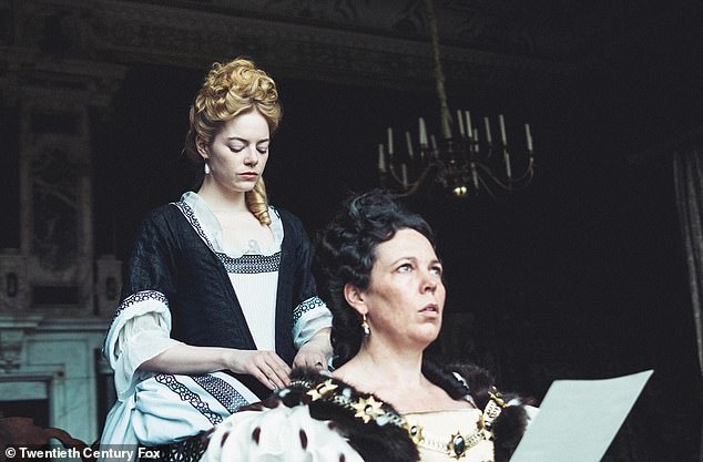 مفضلته: عملت إيما سابقًا مع المخرج يورجوس لانثيموس في فيلم The Favourite لعام 2018 ، حيث لعبت دور البطولة جنبًا إلى جنب مع زميلاتها الفائزات بجائزة الأوسكار راشيل وايز وأوليفيا كولمان ؛  في الصورة مع كولمان في لقطة من الفيلم