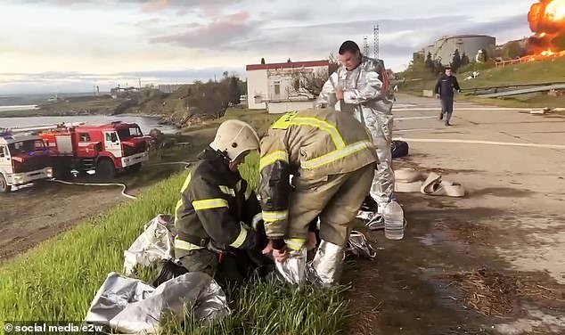 هرعت سلطات سيفاستوبول المعينة من قبل روسيا بـ 18 فريق إطفاء إلى الجحيم.  في الصورة: رجال الإطفاء الروس في مكان الحادث بعد قصف الطائرات المسيرة لخزانات الوقود