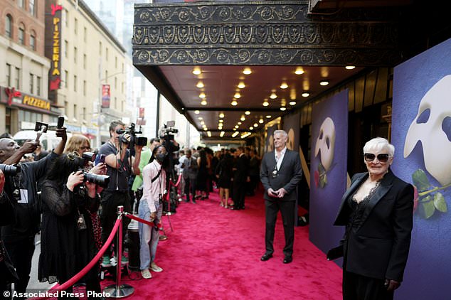 جلين كلوز يحضر عرض برودواي الأخير "The Phantom of the Opera" في مسرح ماجستيك