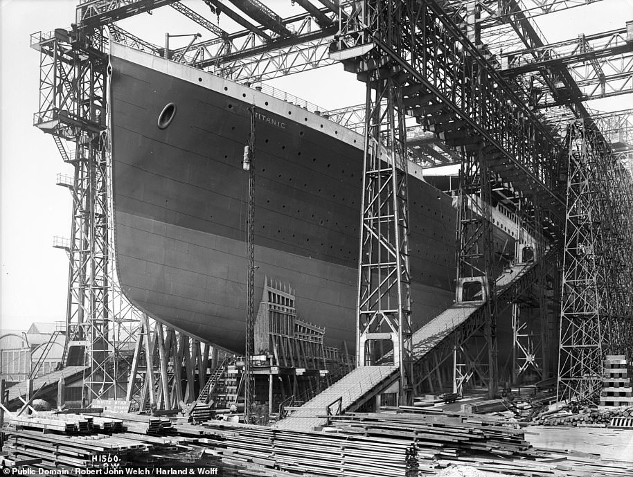 شيدتها شركة بناء السفن Harland and Wolff في بلفاست بين عامي 1909 و 1912 ، وكانت RMS Titanic أكبر سفينة في عصرها