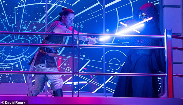راي (يسار) يقاتل Kylo Ren (يمينًا) خلال أداء يمثل جزءًا من Star Wars: Galactic Starcruiser experience