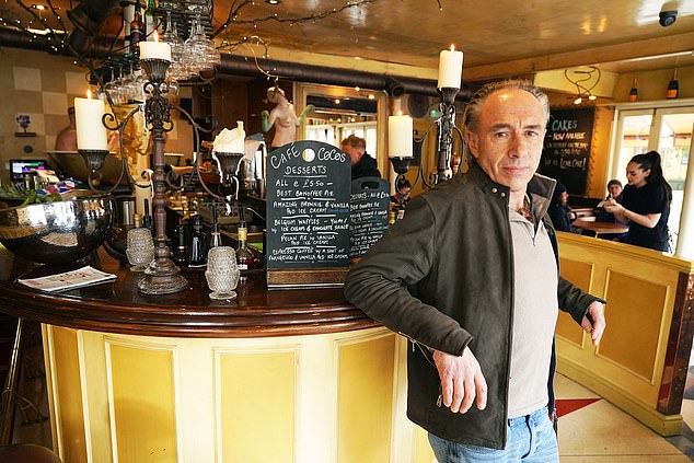 Clinton Pugh في Cafe CoCo ، أحد الأماكن العديدة التي يمتلكها في Cowley Road في أكسفورد