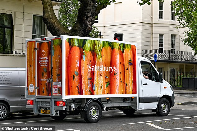 تتطلب Sainsbury's حدًا أدنى للإنفاق يبلغ 40 جنيهًا إسترلينيًا أو يتحمل المتسوقون رسومًا قدرها 7 جنيهات إسترلينية