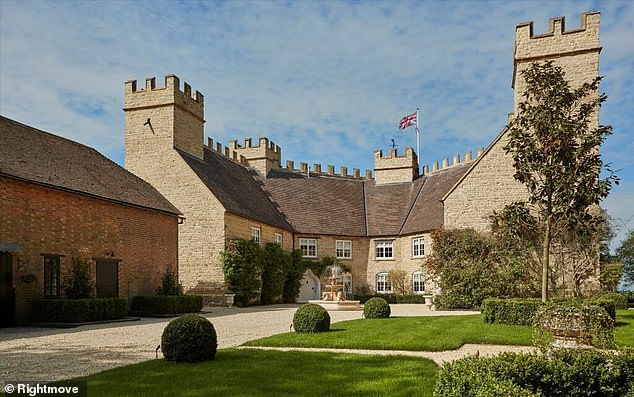 تقع قلعة Stowe Castle المدرجة في الدرجة الثانية في Stowe في Buckinghamshire وتتميز بجدران من 60 قدمًا