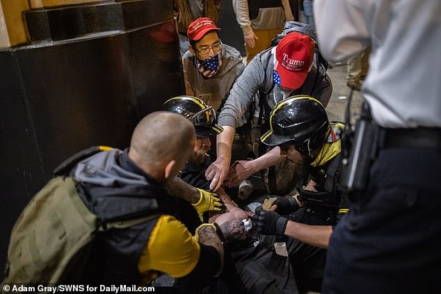 أحد أعضاء فرقة Proud Boys يتعرض للطعن خلال معارك في الشوارع في واشنطن العاصمة في 12 ديسمبر 2020