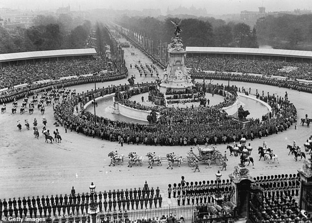 كان جده الملك تشارلز ، الملك جورج السادس ، قد اغتسل لتتويجه في عام 1937 ، مع تسجيل 8.2 ملم من الأمطار في ذلك اليوم