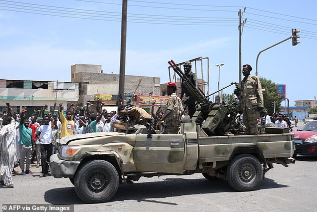 سودانيون يستقبلون جنود الجيش الموالي لقائد الجيش عبد الفتاح البرهان في مدينة بورتسودان على البحر الأحمر في 16 أبريل / نيسان.