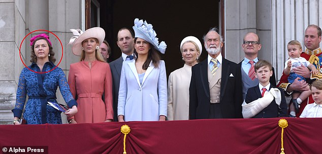 في الصورة: Zenouska (محاط بدائرة) على الشرفة في قصر باكنغهام خلال موكب عيد ميلاد الملكة Trooping the Colour 2019