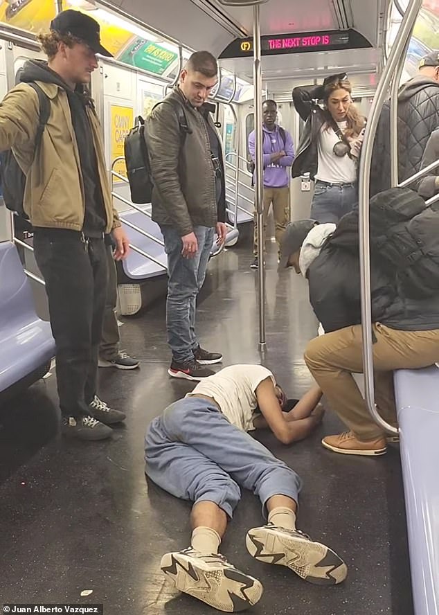 يمكن رؤية بيني وهو يقيده لمدة 45 ثانية حتى بعد أن يبدو أن نيلي يعرج ، وكما حذر أحد المارة: ¿ستقتله.
