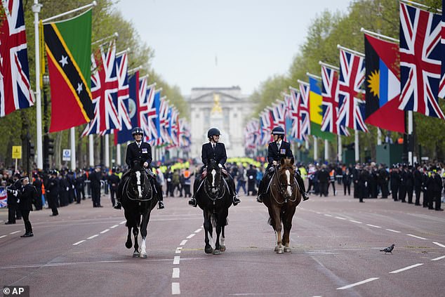 موكب التتويج في Gold State Coach سيشق طريقه من Westminster Abbey إلى قصر باكنغهام وسيرافقه الآلاف من الأشخاص الذين يشاهدون الحدث في شوارع العاصمة البريطانية