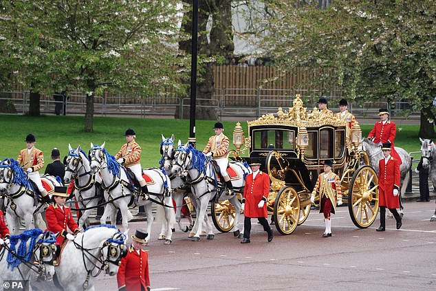 وصول مدرب Diamond Jubilee State Coach إلى قصر باكنغهام