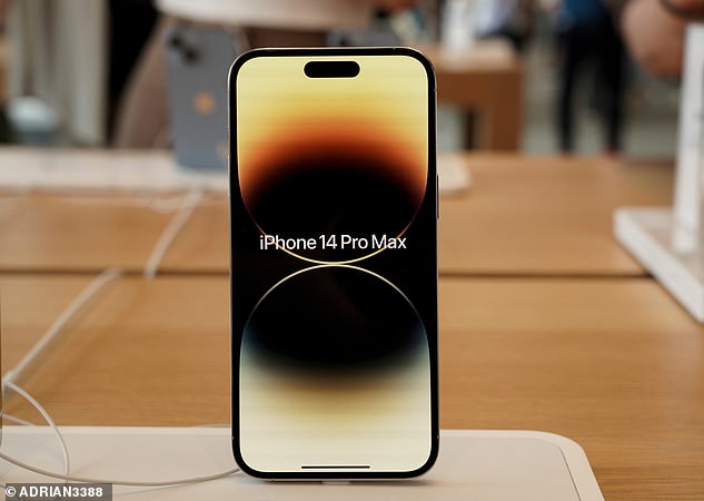 في سبتمبر الماضي ، أطلقت Apple أربعة طرز من iPhone 14 - طراز iPhone 14 القياسي ، و iPhone 14 Plus و iPhone 14 Pro و iPhone 14 Pro Max (في الصورة).  من المتوقع أن يكون جهاز iPhone 15 Ultra الجديد أقرب إلى Pro Max ولكن باسم جديد