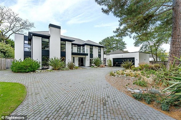 كان هذا المنزل المكون من خمس غرف نوم في Formby أكثر العقارات مشاهدة في Rightmove في أبريل