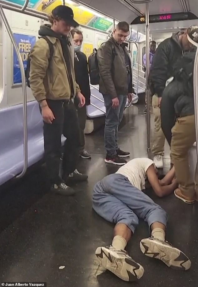 وفقًا لشهود في مترو الأنفاق ، كان نيلي يهدد بقتل شخص ما لأنه أراد تذكرة دخول إلى السجن حيث كان يأكل بانتظام