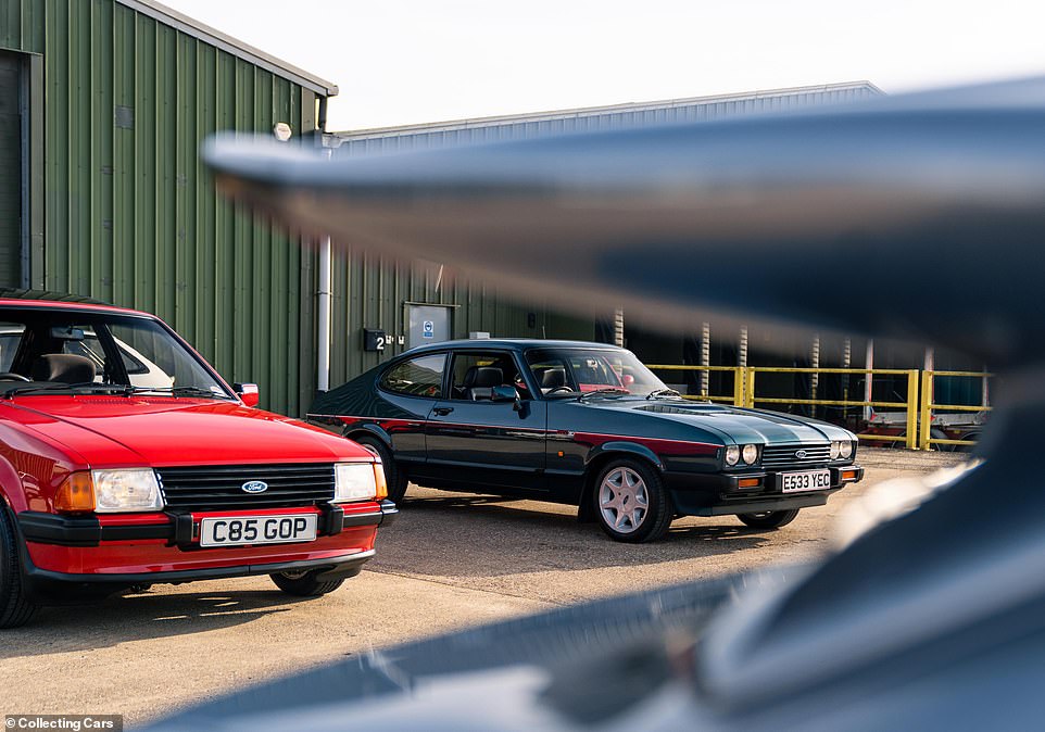 في الصورة هنا - ومحاط بإطار من المفسد الخلفي الشهير Whale Tail في Sierra Cosworth - هو 46000 ميل 1988 Ford Capri 280 Brooklands ، وهو واحد من 1038 فقط تم بناؤه ويجب أن يتجاوز 40.000 جنيه إسترليني عندما تسقط المطرقة الافتراضية يوم الأحد