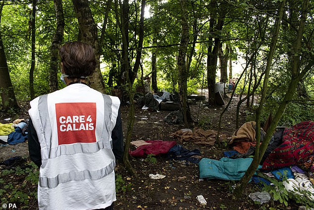 متطوع في منظمة Care4Calais الخيرية للاجئين في مخيم شمال فرنسا