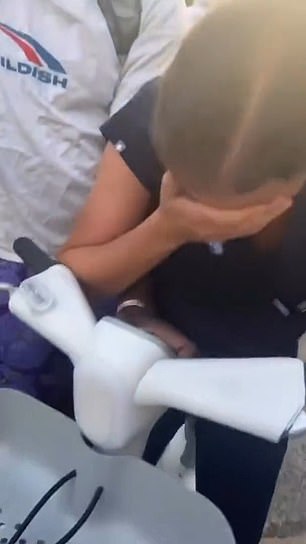 واتهم أصدقاء الرجل موظفة المستشفى بـ