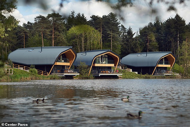 إقامة Waterside Lodge في موقع Centre Parcs في غابة Elveden ، سوفولك