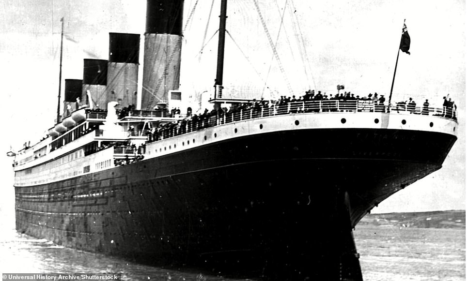 تم تصوير مؤخرة السفينة RMS Titanic بينما تغادر السفينة ساوثهامبتون ، إنجلترا في 10 أبريل 1912