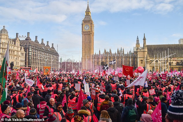 تعرضت Royal Mail بشدة لموجة من الإضرابات (في الصورة في ديسمبر الماضي)