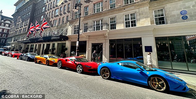 مجموعة من السيارات الخارقة ، تم تصويرها خارج فندق Mayfair في وقت سابق من هذا الشهر ، وكلها لم تتأثر بـ Ulez