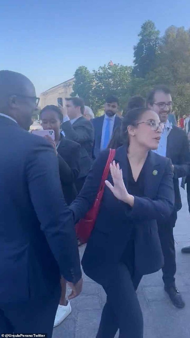 تقول AOC لبومان من MTG: 