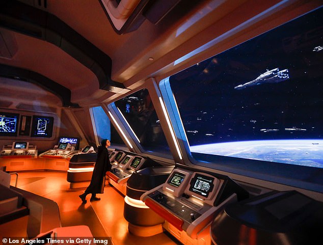 أحد الركاب يشاهد غرفة التحكم وجسر السفينة في تجربة Galactic Starcruiser