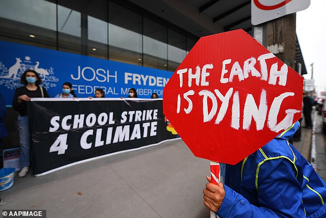 احتج كريستوفر مع مجموعة School Strike 4 Climate Group