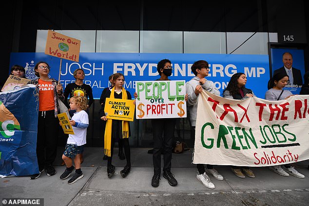 احتج كريستوفر مع مجموعة School Strike 4 Climate Group